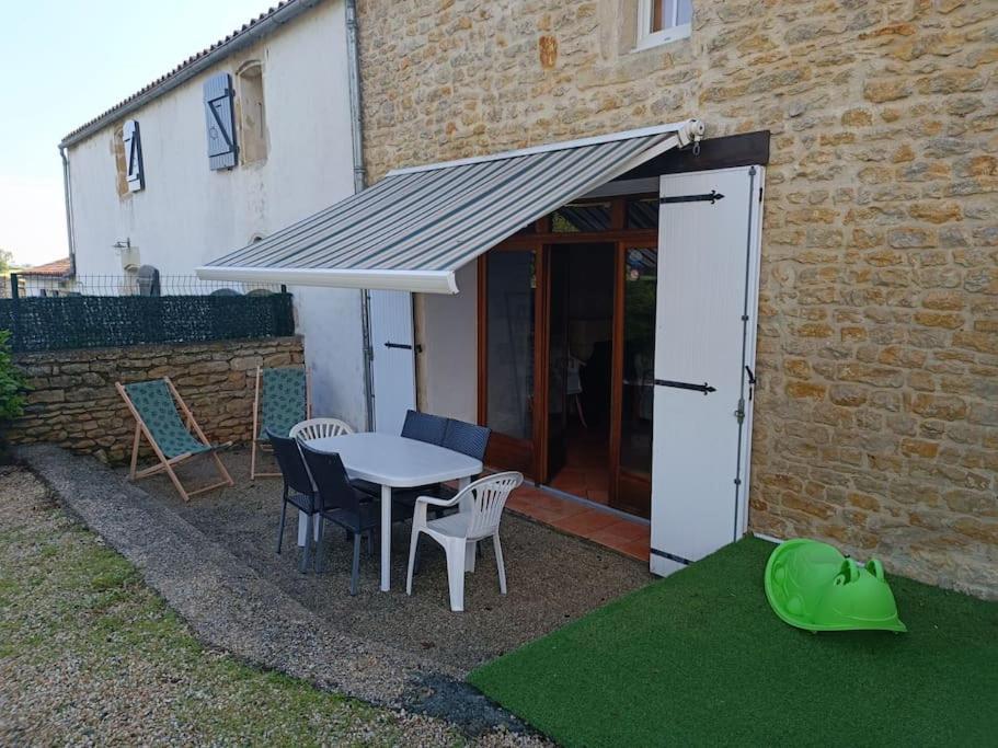 Charmante Maison En Pierres Sainte-Radégonde-des-Noyers Εξωτερικό φωτογραφία