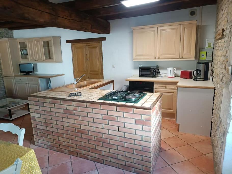 Charmante Maison En Pierres Sainte-Radégonde-des-Noyers Εξωτερικό φωτογραφία