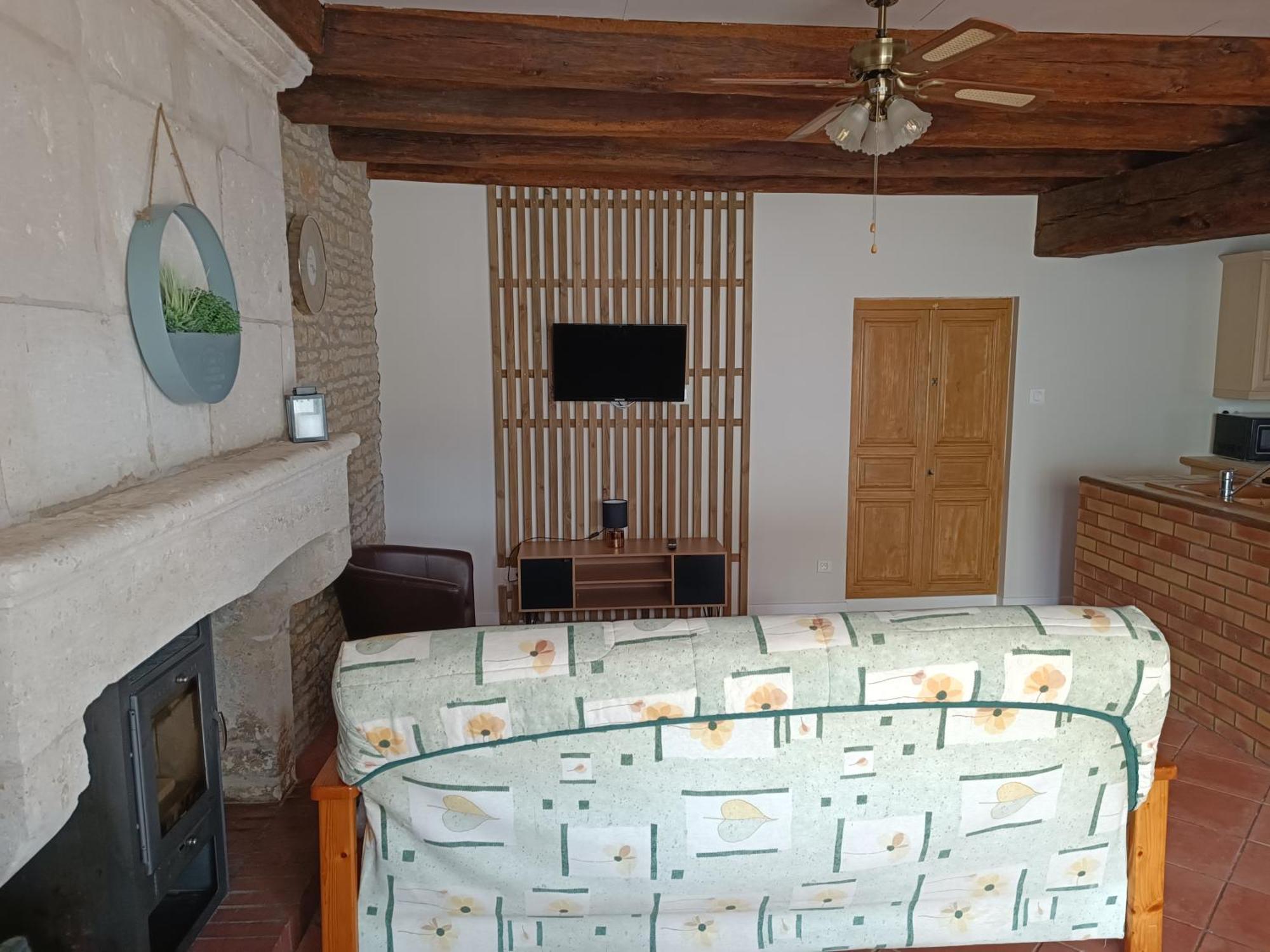 Charmante Maison En Pierres Sainte-Radégonde-des-Noyers Εξωτερικό φωτογραφία